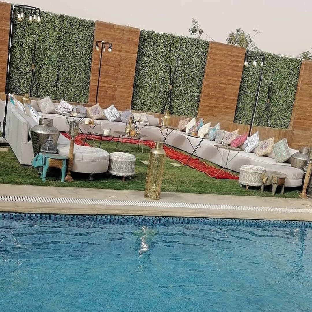 تأجير طاولات في الرياض للمناسبات والحفلات: دليل اختيار الطاولات المناسبة